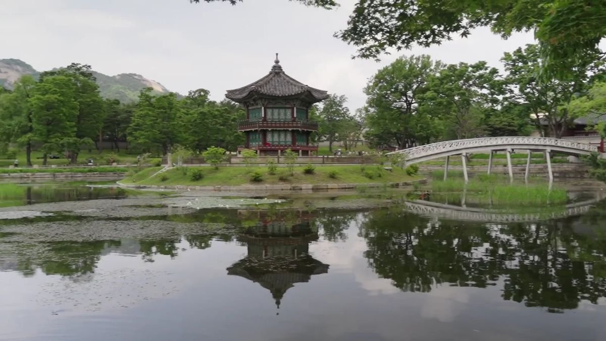 Pavilion and lotus pond, Seoul
